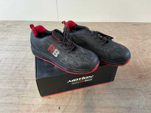 Czerwone cegły do ruchu butów roboczych