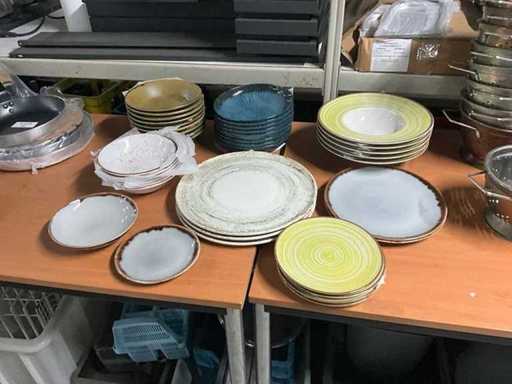 Madleen gekleurde kommen en borden (38x)