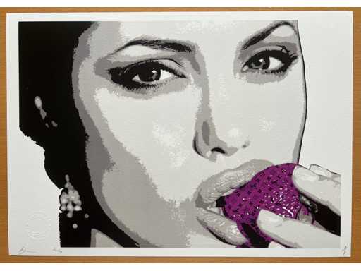 DEATH NYC : Angelina Jolie eating a Vuitton Strawberry