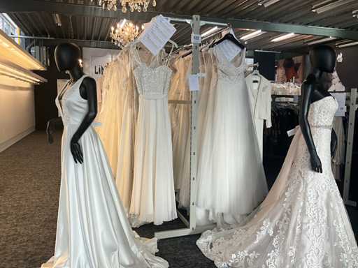 Ungefähr 11,50 laufende Meter hohe modulare Ladenregale