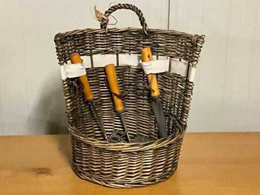 Korb mit Gartengeräten