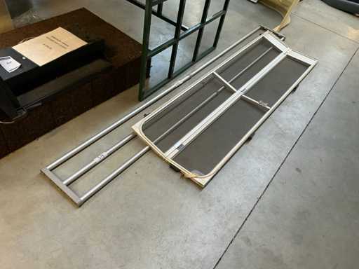 Moustiquaire et rail de plateau