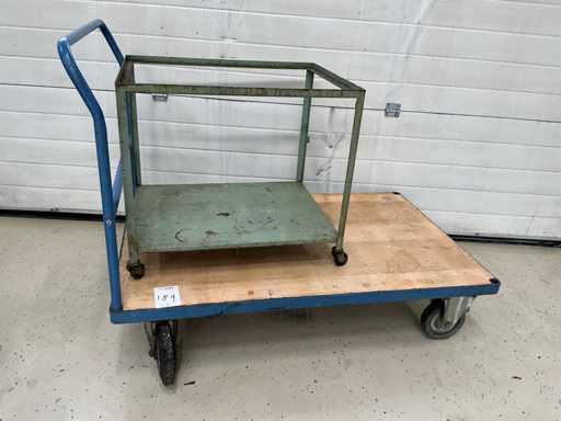 Verschiedene Bahnsteigwagen und Materialwagen (16x)