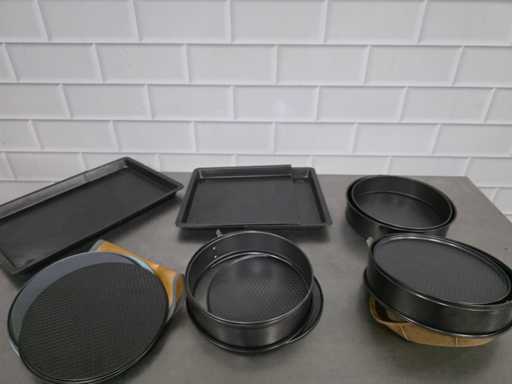 Un lot de tăvi de copt