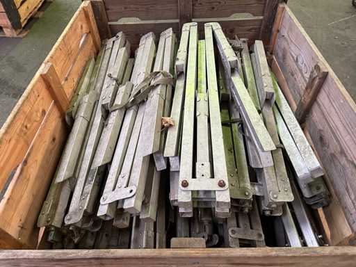 Lot de lits de camp et de pièces détachées