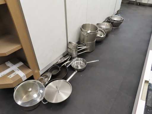 Partij pannen en schalen