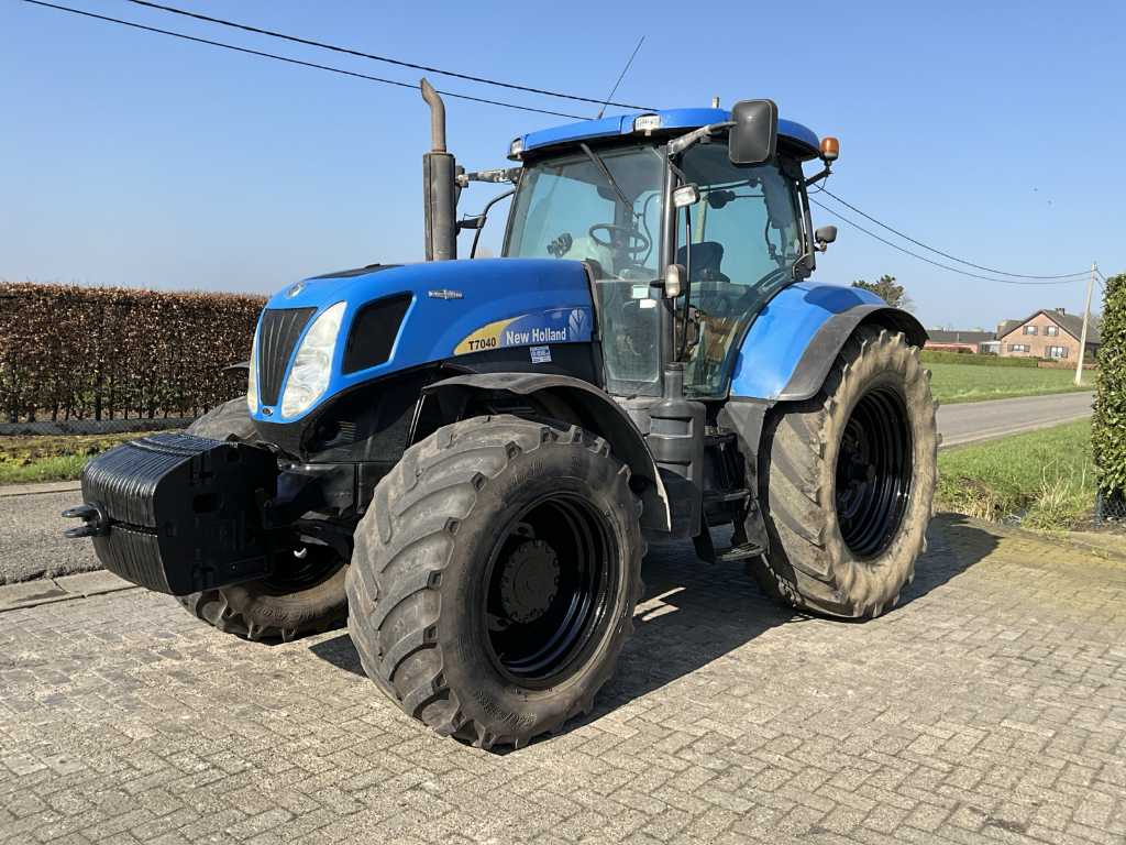 New Holland T7040 Tracteur agricole à quatre roues motrices