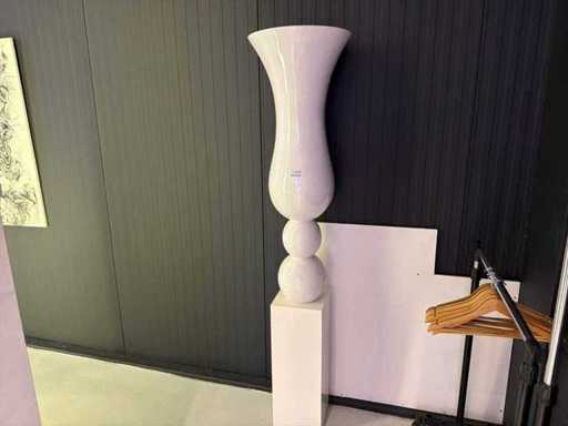 Große Vase auf Säule