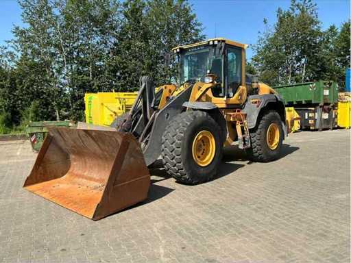 Mobile and crawler excavators, wheel loaders, work tools, containers and trucks