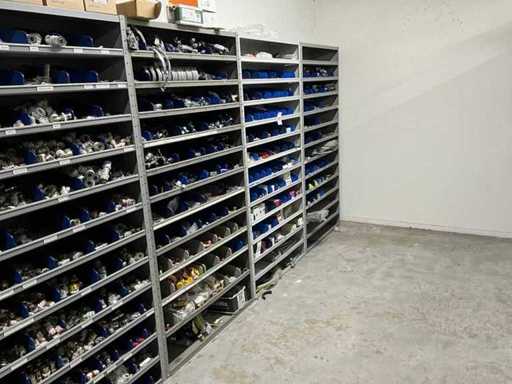 Vari supporti, raccordi pressati e accessori per radiatori