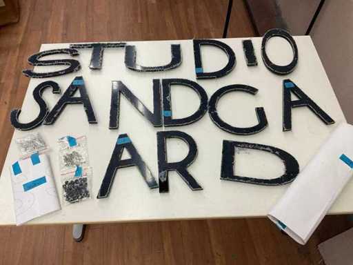 Listy reklamowe na fasadzie: studio sandgaart
