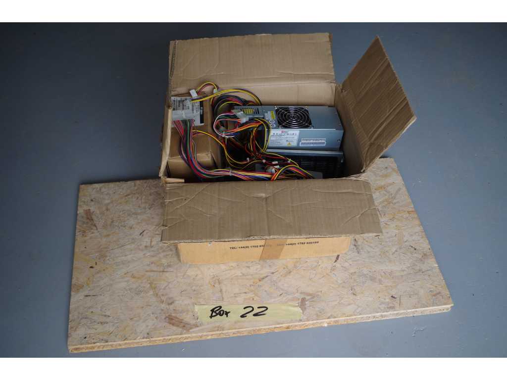 1 pudełko akcesoriów komputerowych Zasilacz
