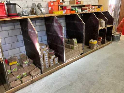 O mulțime mare de cuie și șuruburi