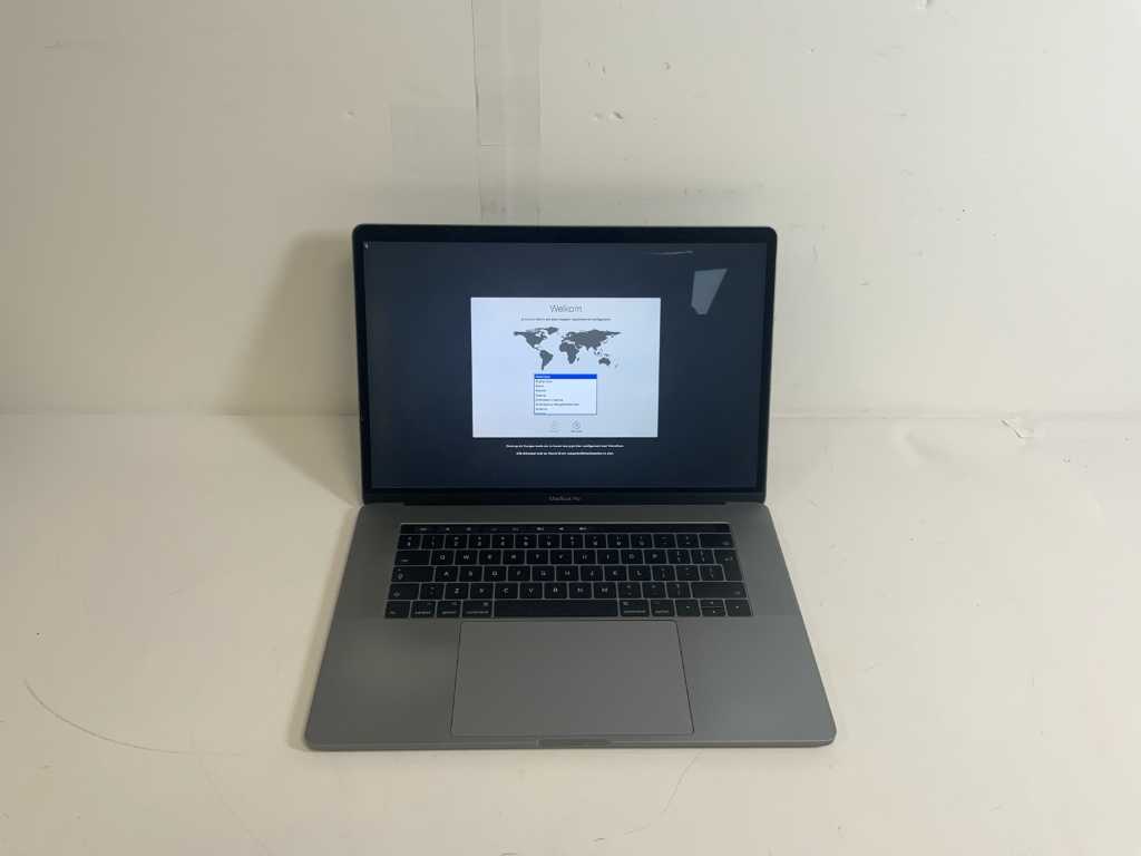 Apple MacBook Pro 15.4", Core(TM) i7 di settima generazione, 16 GB di RAM, 500 GB NVMe, laptop AMD Radeon Pro 560 da 4 GB