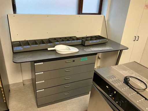 Divers meubles hospitaliers (3x)