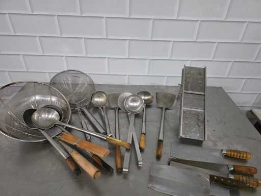 Lot de diverses fournitures de boucherie (découpe)