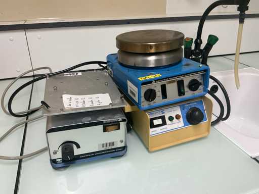 Diverse laboratoriumapparatuur (3x)