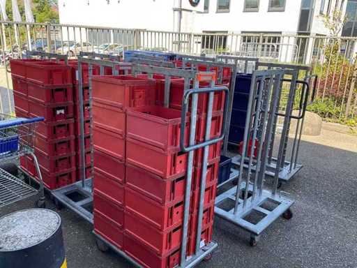 Divers chariots avec caisses