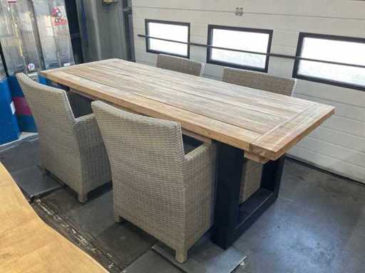 Eetkamertafel met stoelen