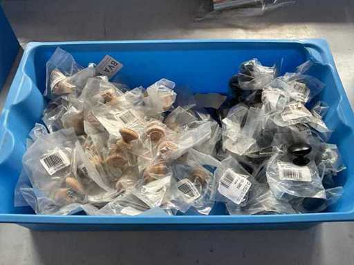 Série de divers boutons de meubles en métal et en bois