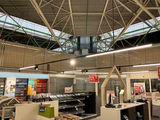 Winkelverlichting 100 meter rails met led balken en 32 spots