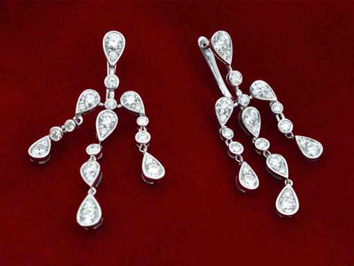 Orecchini in oro bianco con design speciale con diamanti