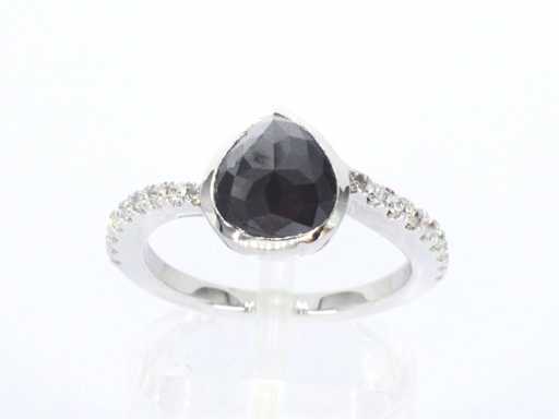 Witgouden ring met witte en zwarte diamant
