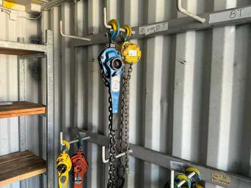 Chain hoists (2x)