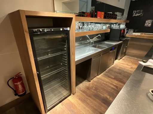 Parete posteriore bar completa con lavello in acciaio inox (lotto combinato 64 e 65)