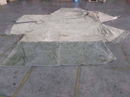 Brit. Zelt ca. 2 x 2,5 m, teils defekt (G1) 