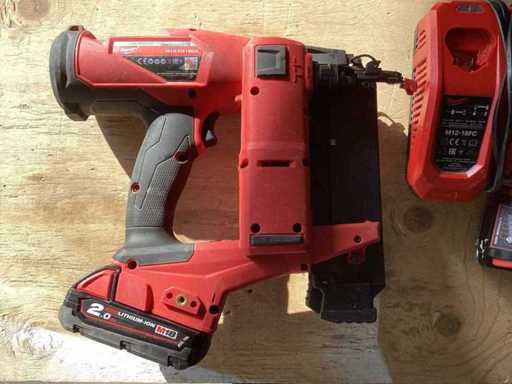 Milwaukee M18 FN18GS con cargador, 2 pilas, 2 AH y caja