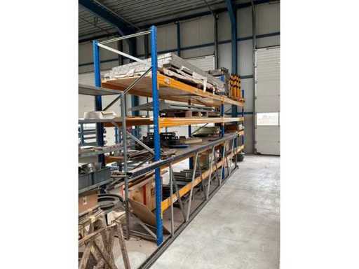 Lagerregal mit Inhalten