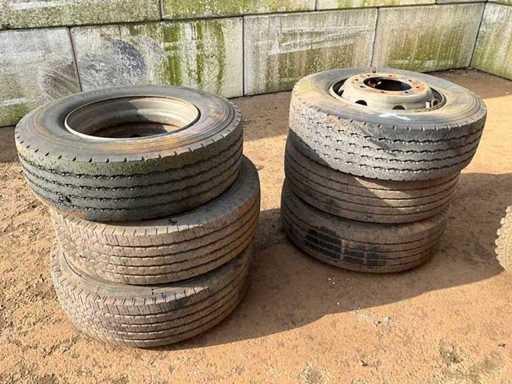 Michelin 285/70R19.5 Vrachtwagenbanden met velg