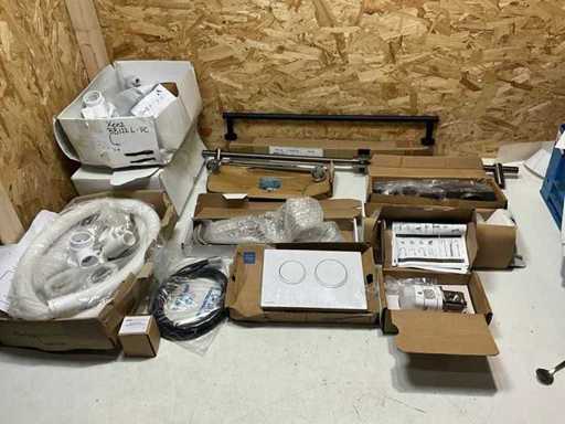 Batch of various bathroom accessories