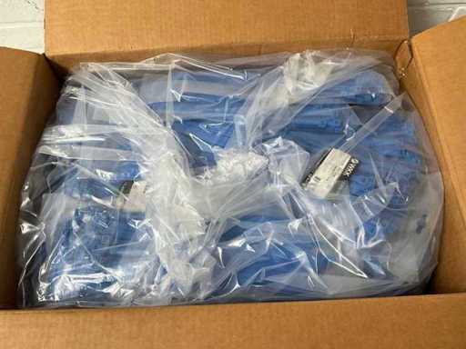 Dużo wiązań na kable, po 50 worków po 100 kawałków każda