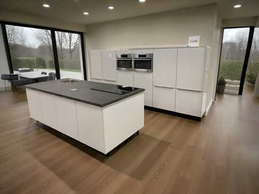 Eiland showroomkeuken met kastenwand