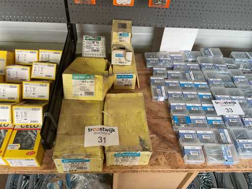 7 Kisten mit Holzschrauben; Kontermuttern