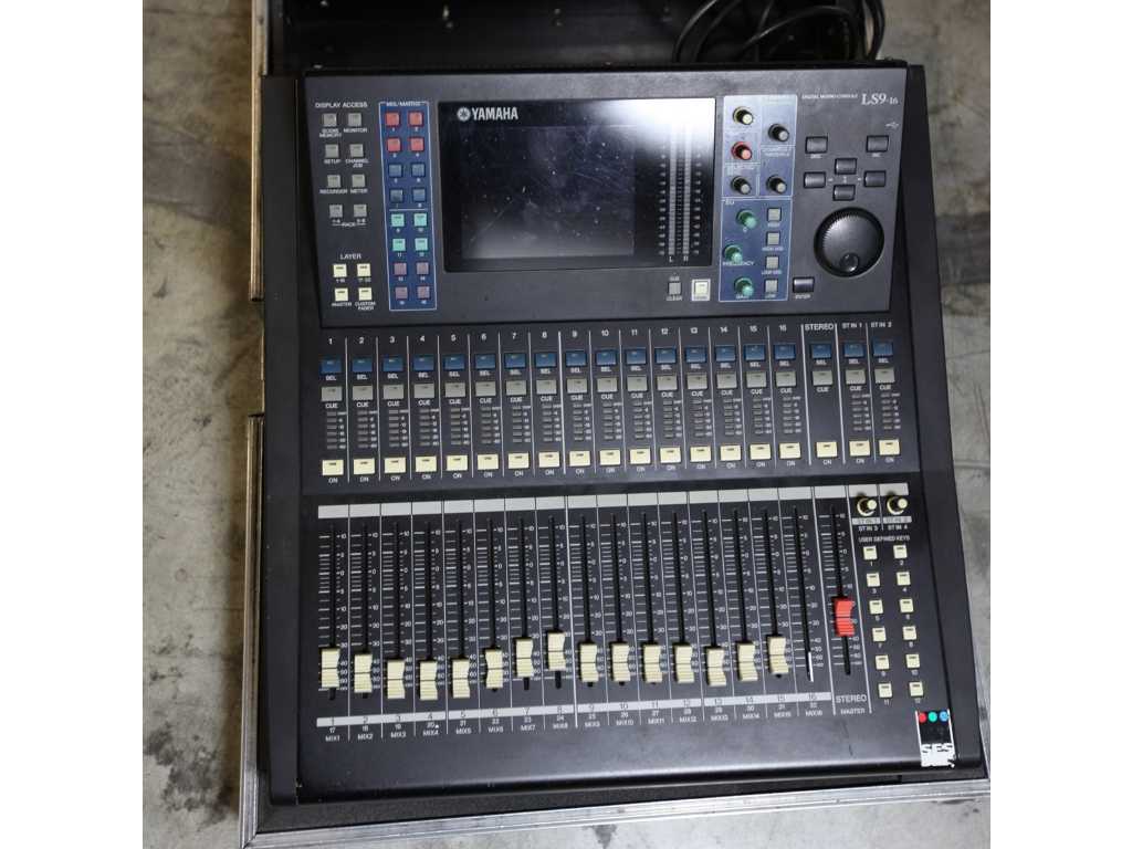 YAMAHA - LS9 16 + SB16/8 - Console de mixage numérique avec interface