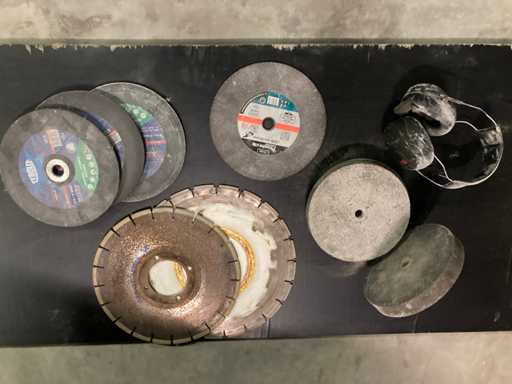 varie ruote da affilare e pietre affilate per scalpelli