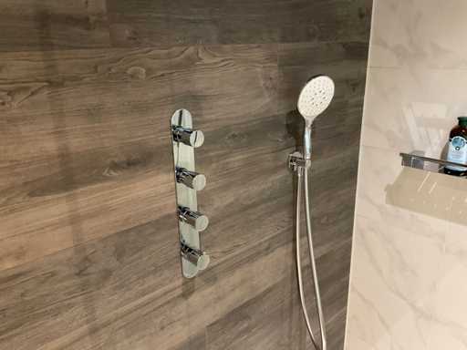 Warmbad – Eingebaute Regendusche mit Wasserfall