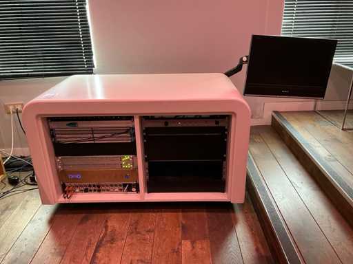 Mobilier de studio avec équipement audio