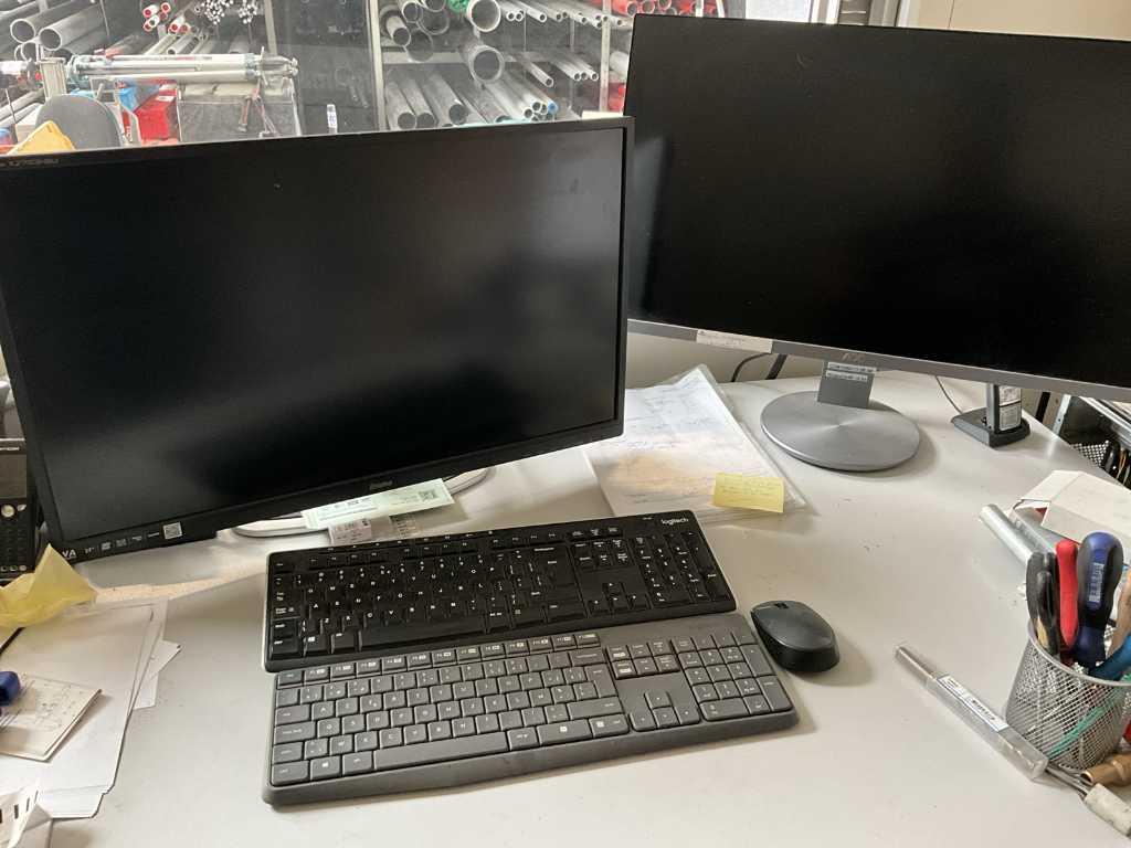 3 verschiedene Desktop-PCs, 2 27-Zoll-Monitore, 2 Tastaturen und 1 Maus