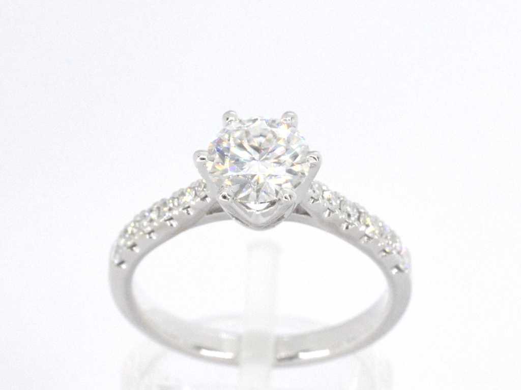 White gold ring with a brilliant of 1.00 carats