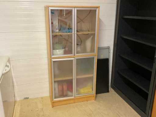 Cabinet avec contenu