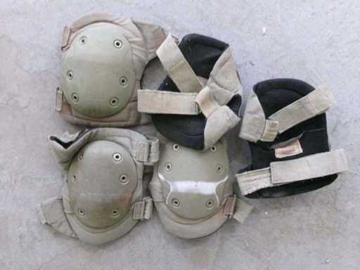 Knee pads, partly defective (U5) (60x)