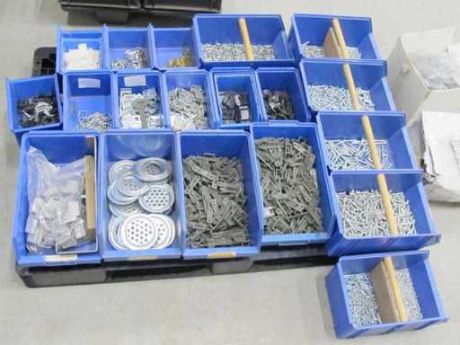 pallet met diverse materiaal