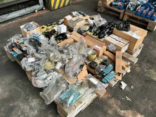 Batch of various hydraulic parts