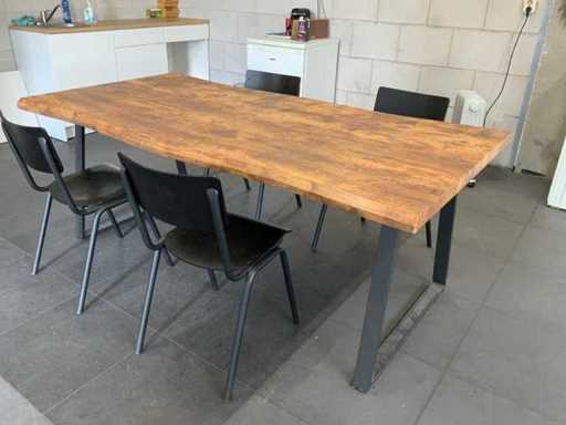 Stół jadalny z krzesłami