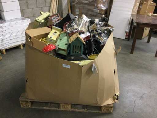 Paleta z przedmiotami gospodarstwa domowego i ogrodowego.