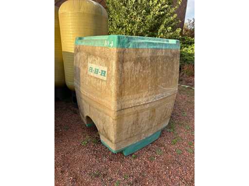 Réservoir vertical en plastique, utilisé comme réservoir d’eau pour le stockage de l’eau de pluie.